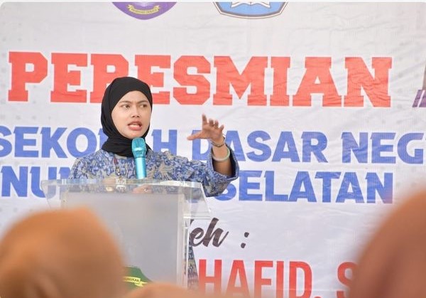 Bupati Nunukan Hj. Asmin Laura Hafid saat meresmikan gedung sekolah baru