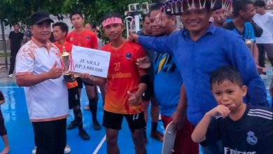SANG JAWARA: Tim asal Kecamatan Tulin Onsao menjadi jawara di laga Koni Cup