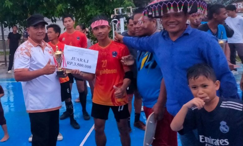 SANG JAWARA: Tim asal Kecamatan Tulin Onsao menjadi jawara di laga Koni Cup