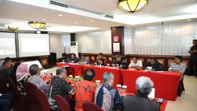AUDIENSI : Gubernur Kaltara, Dr. (H.C). H. Zainal A Paliwang, M.Hum, bersama dengan Kepala Perangkat Daerah Provinsi Kaltara menerima audiensi dari Kepala BRGM RI, Ir. Hartono M.Sc beserta rombongan di Ruang Pertemuan Swiss-Belhotel Tarakan, Ahad (23/6).