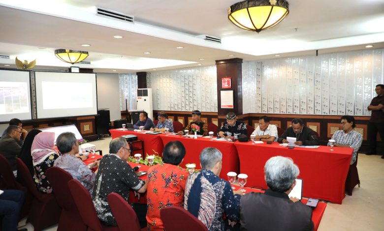 AUDIENSI : Gubernur Kaltara, Dr. (H.C). H. Zainal A Paliwang, M.Hum, bersama dengan Kepala Perangkat Daerah Provinsi Kaltara menerima audiensi dari Kepala BRGM RI, Ir. Hartono M.Sc beserta rombongan di Ruang Pertemuan Swiss-Belhotel Tarakan, Ahad (23/6).