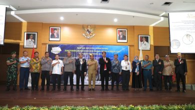 ABADIKAN MOMEN: Gubernur Kaltara, DR (HC) H Zainal A Paliwang, M.Hum berfoto bersama pengurus DPW ADI Kaltara di Ruang Auditorium, RSUD dr. H. Jusuf SK, Senin (24/6).