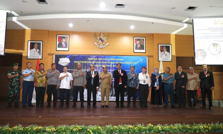 ABADIKAN MOMEN: Gubernur Kaltara, DR (HC) H Zainal A Paliwang, M.Hum berfoto bersama pengurus DPW ADI Kaltara di Ruang Auditorium, RSUD dr. H. Jusuf SK, Senin (24/6).