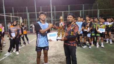 PEMENANG : Ketua KONI Nunukan, Samran Nur Alim menyerahkan hadia dan uang pembinaan Juara 1 Voli Putra Tim Sebatik Barat