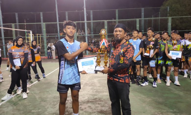 PEMENANG : Ketua KONI Nunukan, Samran Nur Alim menyerahkan hadia dan uang pembinaan Juara 1 Voli Putra Tim Sebatik Barat