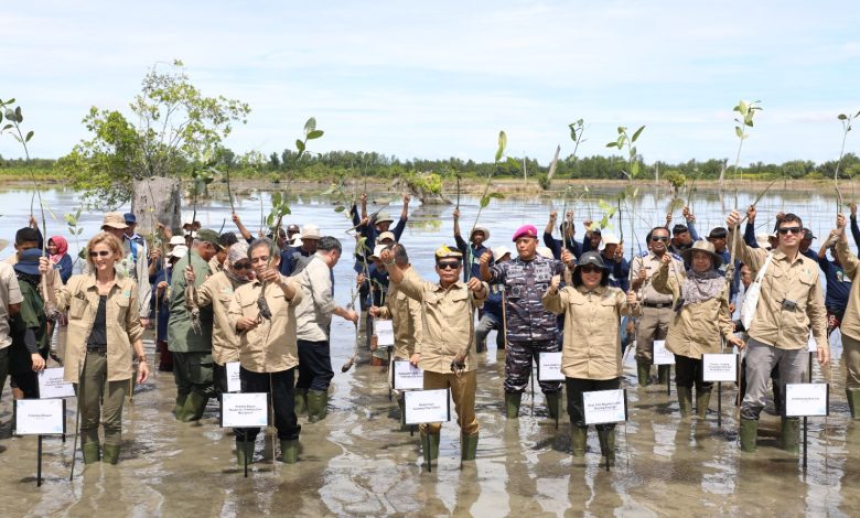 KICK OFF : Gubernur Kaltara DR (HC) H Zainal A Paliwang, M.Hum mengikuti Kick Off M4CR di Desa Sengkong, Kecamatan Sesayap Hilir, Kabupaten Tana Tidung, Senin (24/6).