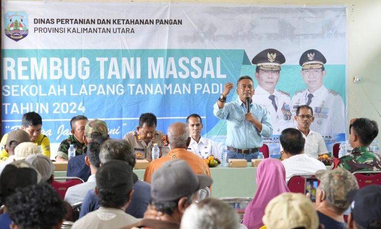 SEKOLAH LAPANG : Kepala DPKP Kaltara, Heri Rudiyoni membuka launching Sekolah Lapang Tanaman Padi Tahun 2024 di Desa Karang Agung, Rabu (26/6).