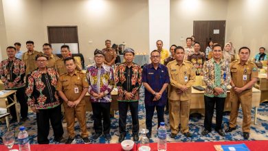 ABADIKAN MOMEN : Kepala Biro Pemerintahan Setprov Kaltara, Taufik Hidayat berfoto Bersama usai pelaksanaan Rapat Analisa Kerjasama Pemerintah se-Kaltara, Selasa (26/6).