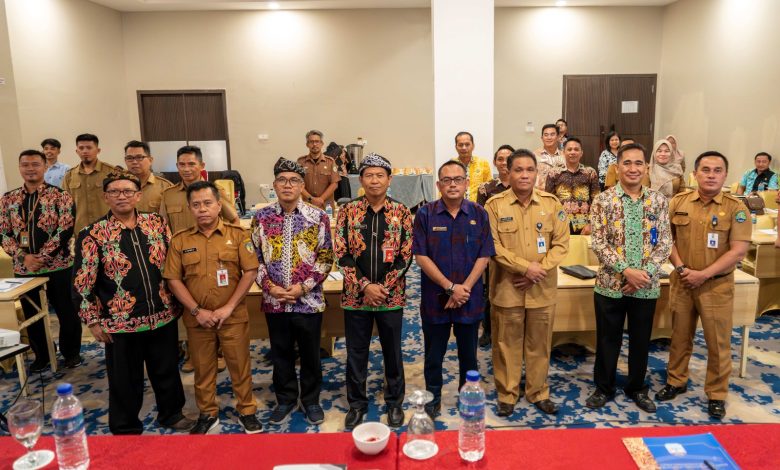 ABADIKAN MOMEN : Kepala Biro Pemerintahan Setprov Kaltara, Taufik Hidayat berfoto Bersama usai pelaksanaan Rapat Analisa Kerjasama Pemerintah se-Kaltara, Selasa (26/6).