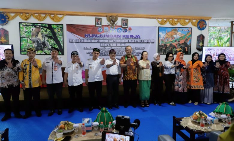 KUNJUNGAN KERJA : Sekprov Kaltara, Dr H Suriansyah, M.AP menyambut kunker Kementerian PPPA di Tarakan, Rabu (26/6).