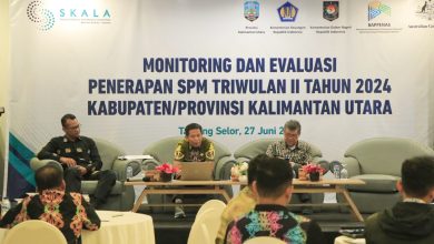 PENGAWALAN SPM : Kepala Biro Pemerintahan dan Otonomi Daerah, Taufik Hidayat memberikan arahan terkait pelaksanaan monitoring dan evaluasi pelaksanaan SPM, Kamis (27/6).